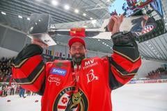 Marcel Melicherčík s trofejou za víťazstvo v Slovenskej hokejovej lige krátko po postupe Prešova do extraligy.