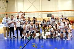 Tréner volejbalistiek VKP Pavel Bernáth ladí s tímom, získal prvý titul