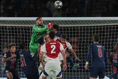 Nechýbalo veľa a mohol prísť o zrak. Parížanov doviedol do finále fenomenálny Donnarumma