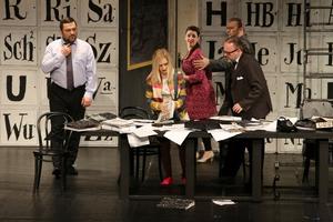 Gustáv Beláček (Dr. Kolenatý), Linda Ballováˇ (Emilia Marty), Katarína Flórováˇ (Krista) Jozef Kundlák (Vítek), ĽudovĂít Ludha (Albert Gregor), 