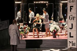 Diva and her admirers: Ľudoví­t Ludha (Albert Gregor), Linda Ballová (Emilia Marty), Jitka Sapara-Fischerová (maid), 