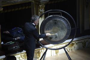 Paul Young ringing the ball’s opening gong.
