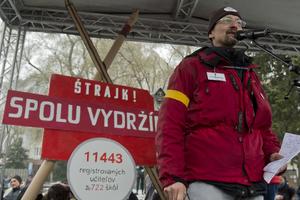 Branislav Kočan of ISU addresses protesters.