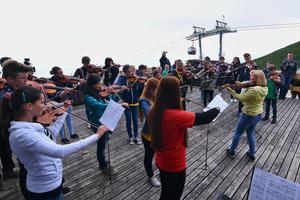 The open-air concert of the international violin orchestra composed of children from four countries