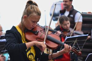 The open-air concert of the international violin orchestra composed of children from four countries