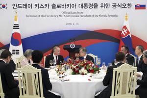 Slovak President Andrej Kiska (CL) and South-Korean President Moon Jae-in (CR) during the former's visit to the ROK, April 11.