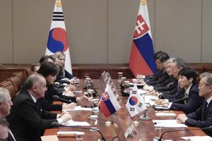 	
Slovakia's President Andrej Kiska, third from left, and South Korean President Moon Jae-in, right, participate in their meeting at the presidential Blue House in Seoul, South Korea, Tuesday, April 10, 2018. Kiska arrived on Monday for a three-day official visit to South Korea. 
