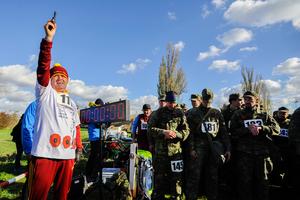 Defence Minister Peter Gajdo (L) started the run commemorating  veterans in Petržalka-Kopčany.
