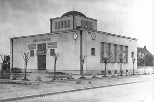 The town hall shortly after its completion.
