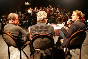 A discussion in the Stoka theatre