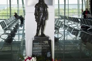 The sculpture of M. R. Štefánik at the airport.