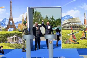 L-R: Ukrainian President Petro Poroshenko with Slovak counterpart Andrej Kiska, June 10