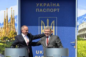 L-R: Slovak President Andrej Kiska and his Ukrainian counterpart Petro Poroshenko, Vyšné Nemecké-Uzhhorod crossing, June 10.