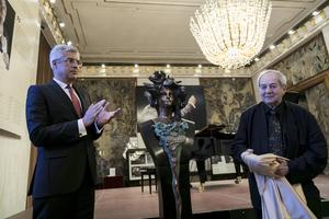 Foreign Ministry state secretary Ivan Korčok and Austrian director Franz Eugen Dostal during unveiling the bust of Lucia Popp in Vienna, on June 12.