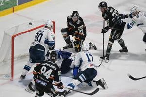 Brankár Nitry Libor Kašík inkasuje druhý gól, ktorý rozhodcovia neuznali.