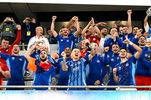 Na snímke hráči Slovana sa tešia zo zisku rekordného pätnásteho titulu v najvyššej slovenskej futbalovej súťaži.