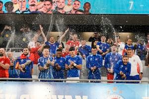 Na snímke futbalisti Slovana sa tešia  zo zisku rekordného pätnásteho titulu v najvyššej slovenskej futbalovej súťaži.