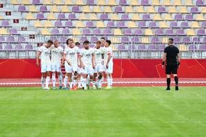 Na snímke futbalisti Ružomberka oslavujú gól.