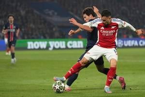 Na snímke hráč PSG Joao Neves (vľavo) a hráč Arsenalu Gabriel Martinelli.
