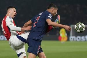 Hráč PSG Achraf Hakimi (vpravo) a hráč Arsenalu Gabriel Martinelli bojujú o loptu v odvete semifinále LM Paríž St. Germain - FC Arsenal v Paríži.