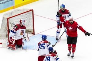 Švajčiarsky hráč Damien Riat  (vpravo) oslavuje po tom, ako strelil gól v úvodnom zápase B-skupiny Švajčiarsko - Česko na MS 2025 v hokeji.