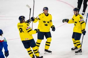 Gólová radosť švédskych hráčov zľava Jonas Brodin, Isac Lundeström a Jesper Frödén.
