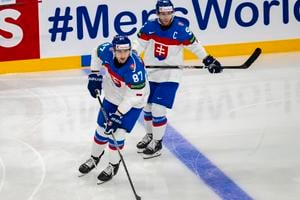 Na snímke zľava hokejoví reprezentanti SR Pavol Regenda a Matúš Sukeľ počas rozcvičky pred zápasom základnej A- skupiny Slovensko - Slovinsko na 88. majstrovstvách sveta v ľadovom hokeji v Štokholme.