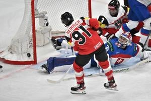 Na snímke dole uprostred brankár Samuel Hlavaj (Slovensko) a vpredu Dominique Heinrich (Rakúsko) počas zápasu základnej A-skupiny Rakúsko - Slovensko.