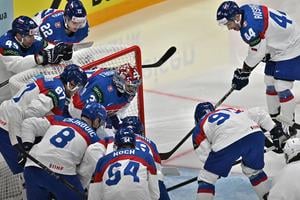 Na snímke slovenskí hokejisti pred štartom zápasu základnej A-skupiny Rakúsko - Slovensko.