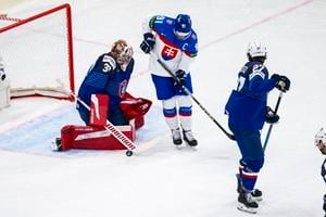 Na snímke zľava francúzsky brankár Antoine Keller, Matúš Sukeľ (Slovensko) a Jules Boscq (Francúzsko) počas zápasu základnej A-skupiny Slovensko - Francúzsko.