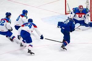 Na snímke zľava Samuel Kňažko, Miloš Roman a Patrik Koch (všetci Slovensko), Jordann Perret (Francúzsko) a slovenský brankár Samuel Hlavaj počas zápasu základnej A-skupiny Slovensko - Francúzsko.