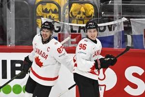 Sidney Crosby sa teší z gólu s Macklinom Celebrinim.