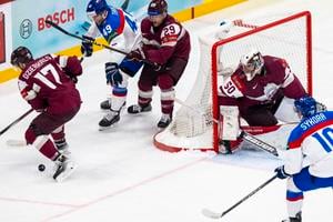 Na snímke zľava Martinš Dzierkals (Lotyšsko), Samuel Takáč (Slovensko), Ralfs Freibergs (Lotyšsko), lotyšský brankár Kristers Gudlevskis a Adam Sýkora (Slovensko) počas zápasu A-skupiny Lotyšsko - Slovensko.