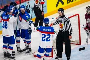 Na snímke gólová radosť slovenských hokejistov počas zápasu A-skupiny Lotyšsko - Slovensko.