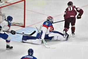 Na snímke lotyšský hráč Dans Ločmelis strieľa gól slovenskému brankárovi Samuelovi Hlavajovi počas zápasu A-skupiny Lotyšsko - Slovensko.