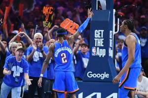 Shai Gilgeous-Alexander (uprostred) oslavuje so spoluhráčom  Jalenom Williamsom (vpravo) postup.
