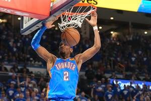 Hráč Denveru Shai Gilgeous-Alexander smečuje na kôš proti Denveru Nuggets v zápase semifinále 2. kola play off Západnej konferencie zámorskej basketbalovej NBA Ohlahoma City Thunder - Denver Nuggets v Oklahoma City.