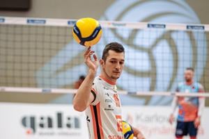 V drese Karlovarska.