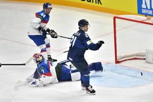 Samuel Hlavaj inkasuje úvodný gól, prizerajú sa hokejista Fínska Patrik Puistola (vpravo) a hráč Slovenska Mislav Rosandič.