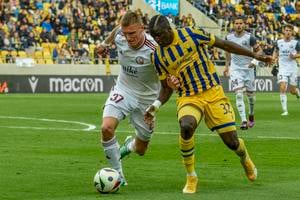 Jakub Luka a Alioune Sylla v súboji o loptu.