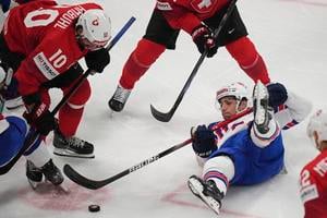 Švajčiarsky hráč Andres Ambuhl (vľavo) bojuje o puk s Američanom Claytonom Kellerom vo finále Švajčiarsko - USA na MS 2025 v hokeji.