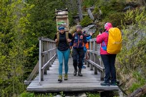 Participants have to carry a load weighing either 100 kilograms or 30 kilograms from the Hrebienok resort to the nearby Zamkovského Chata mountain hut.