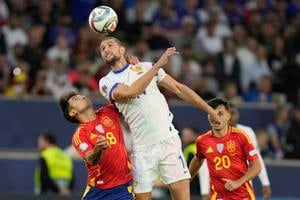 Martin Zubimendi (vľavo) a Adrien Rabiot z Francúzska v súboji o loptu počas semifinálového zápasu Ligy národov Španielsko - Francúzsko v Stuttgarte.