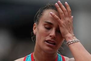 Arina Sobolenková reaguje vo finále dvojhry žien proti Američanke Coco Gauffovej na grandslamovom turnaji Roland Garros v Paríži.