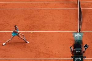 Na snímke bieloruská tenistka Arina Sobolenková odvracia loptičku vo finále dvojhry žien proti Američanke Coco Gauffovej na grandslamovom turnaji Roland Garros v Paríži.