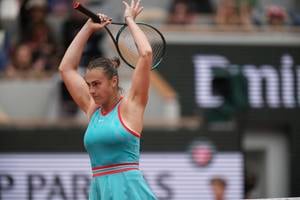 Na snímke bieloruská tenistka Arina Sobolenková reaguje vo finále dvojhry žien proti Američanke Coco Gauffovej na grandslamovom turnaji Roland Garros v Paríži.
