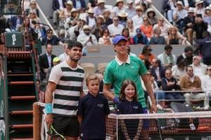 Carlos Alcaraz a Jannik Sinner pred finálovým zápasom na Roland-Garros 2025.