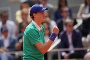 Jannik Sinner počas finále mužskej dvojhry na Roland Garros 2025.
