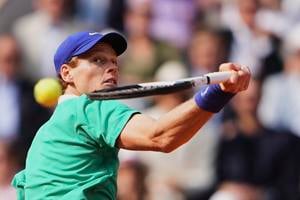 Jannik Sinner počas finále mužskej dvojhry na Roland Garros 2025.