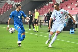 Na snímke vpravo Ľubomír Šatka (Slovensko) a vľavo Guy Mizrahi (Izrael) počas prípravného zápasu Izrael – Slovensko v maďarskom Debrecíne.